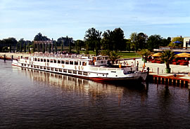 Fahrgastschiff am Potsdamer Hafen an der Freundschaftsinsel